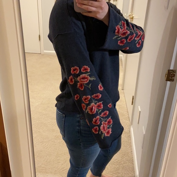 American Eagle Bell Sleeve Embroidered Crewneck XS - Picture 8 of 16